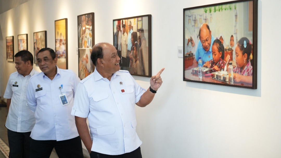 Kepala Badan Gizi Nasional Sijunjung Apresiasi Pameran Fotografi Satu Tahun BGN Sijunjung