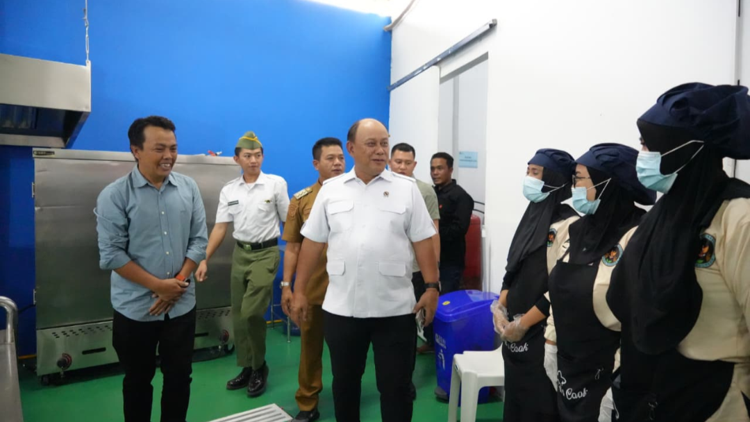 Dorong Ekonomi Rakyat melalui MBG, Kepala BGN Sijunjung Pantau SPPG di Bandung